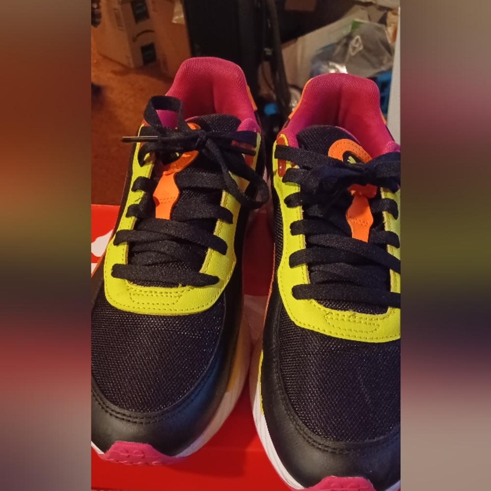 Women's size 10 soft foam pumas